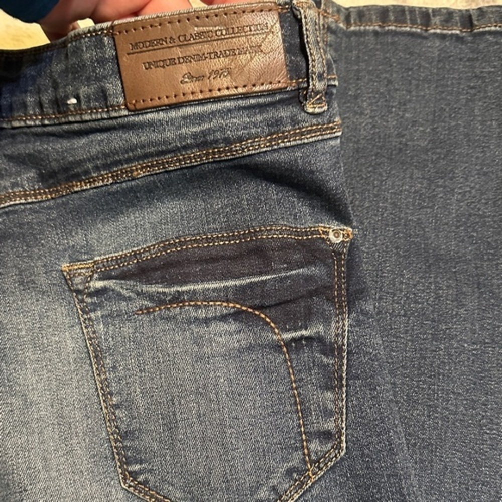 690.  Modern Classic Collection camateu Women's Straight Jeans - Blue
